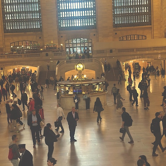 Meet your Posher, Katelyn - Picture 1 of 3